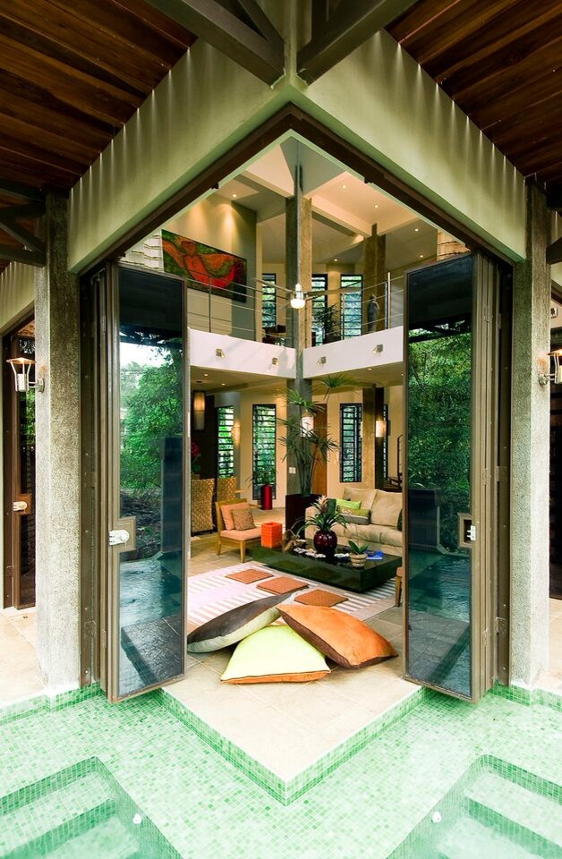 Foto di un soggiorno tropicale di medie dimensioni e aperto con pareti beige, pavimento con piastrelle in ceramica, nessun camino, nessuna TV e pavimento beige