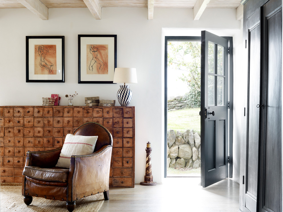 Mittelgroßes, Offenes Modernes Wohnzimmer mit weißer Wandfarbe, braunem Holzboden und braunem Boden in London