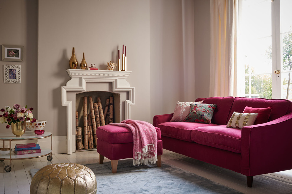 Cette image montre un salon gris et rose traditionnel avec un mur gris, parquet peint et aucun téléviseur.