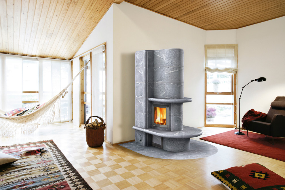 Immagine di un soggiorno nordico con stufa a legna