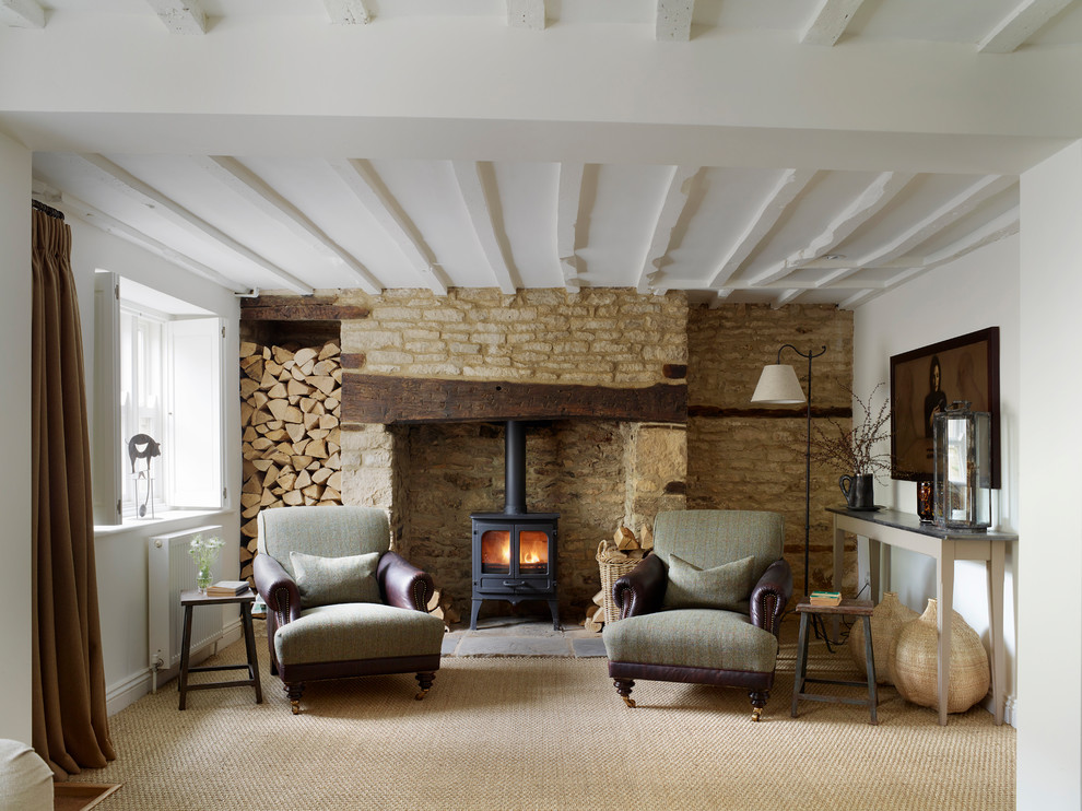 Kleines Landhausstil Wohnzimmer mit weißer Wandfarbe, Kaminofen, Kaminumrandung aus Holz und Multimediawand in Oxfordshire