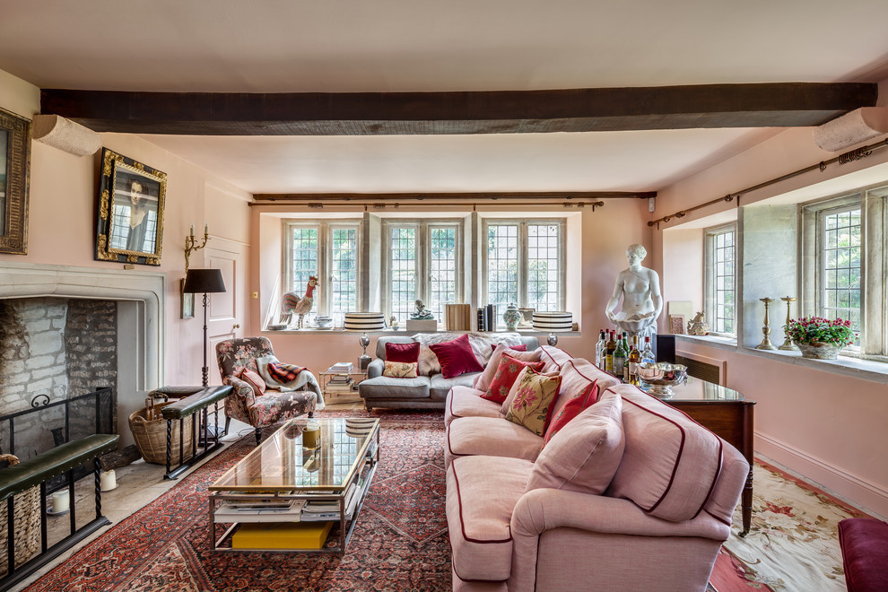 Idee per un soggiorno tradizionale con sala formale, pareti rosa e camino classico