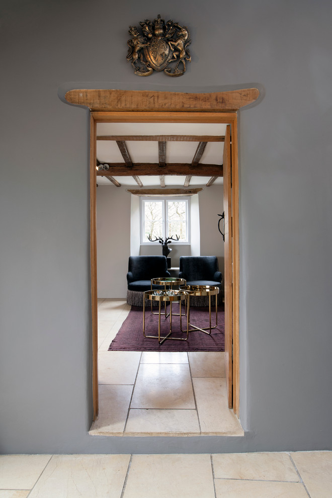 Свежая идея для дизайна: изолированная гостиная комната среднего размера в стиле фьюжн с с книжными шкафами и полками, серыми стенами и полом из керамической плитки - отличное фото интерьера