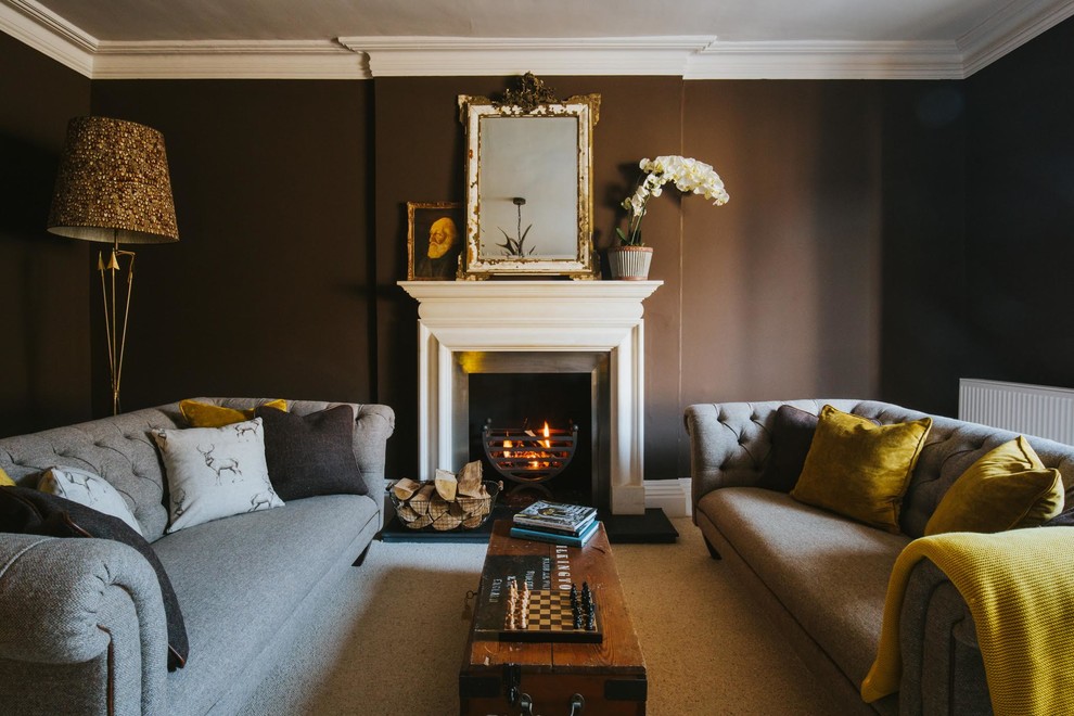 Kleines, Fernseherloses, Abgetrenntes Klassisches Wohnzimmer mit brauner Wandfarbe, Teppichboden, Kamin, Kaminumrandung aus Metall und beigem Boden in Kent