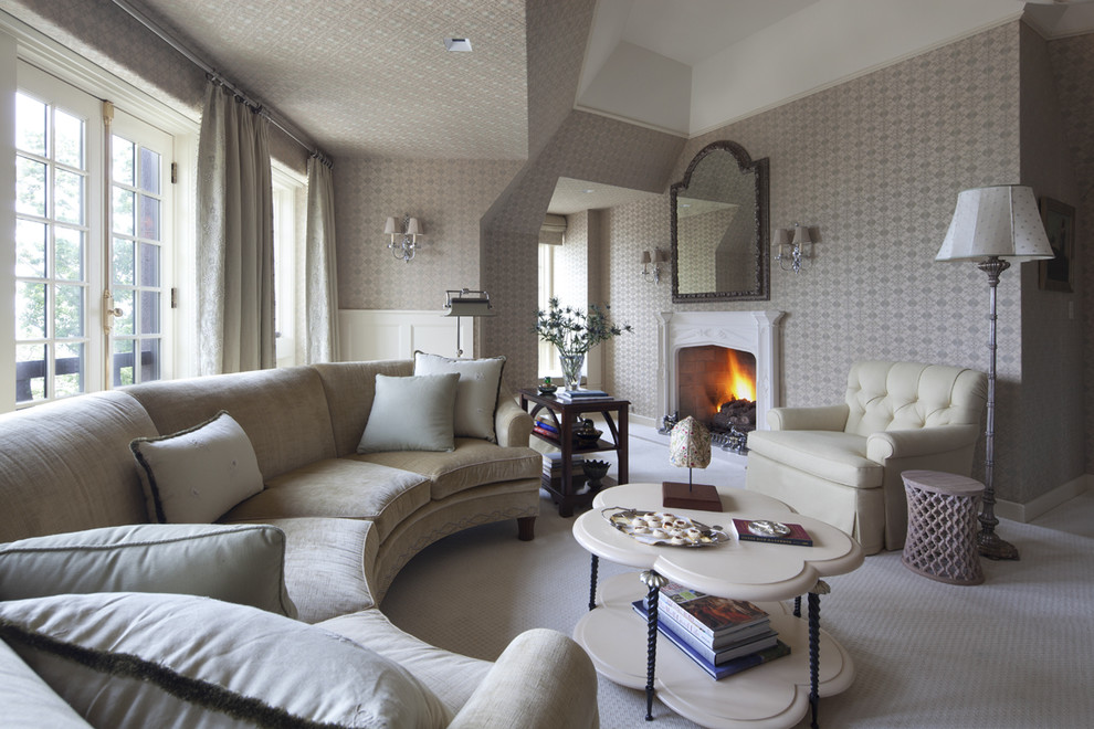 Cette photo montre un grand salon chic ouvert avec une cheminée standard, aucun téléviseur, un mur beige, moquette et un sol blanc.