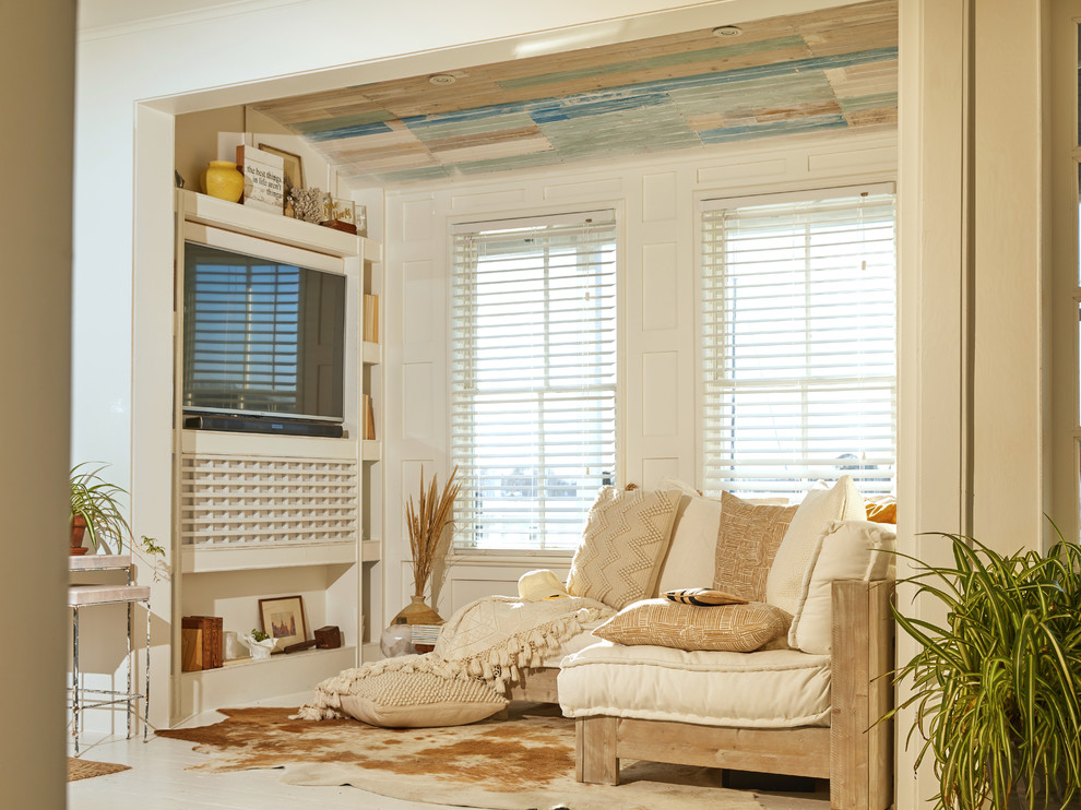 Esempio di un piccolo soggiorno shabby-chic style aperto con pareti bianche, pavimento in legno verniciato, parete attrezzata e pavimento bianco