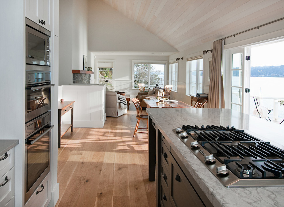 Esempio di una cucina country di medie dimensioni con pavimento in legno massello medio