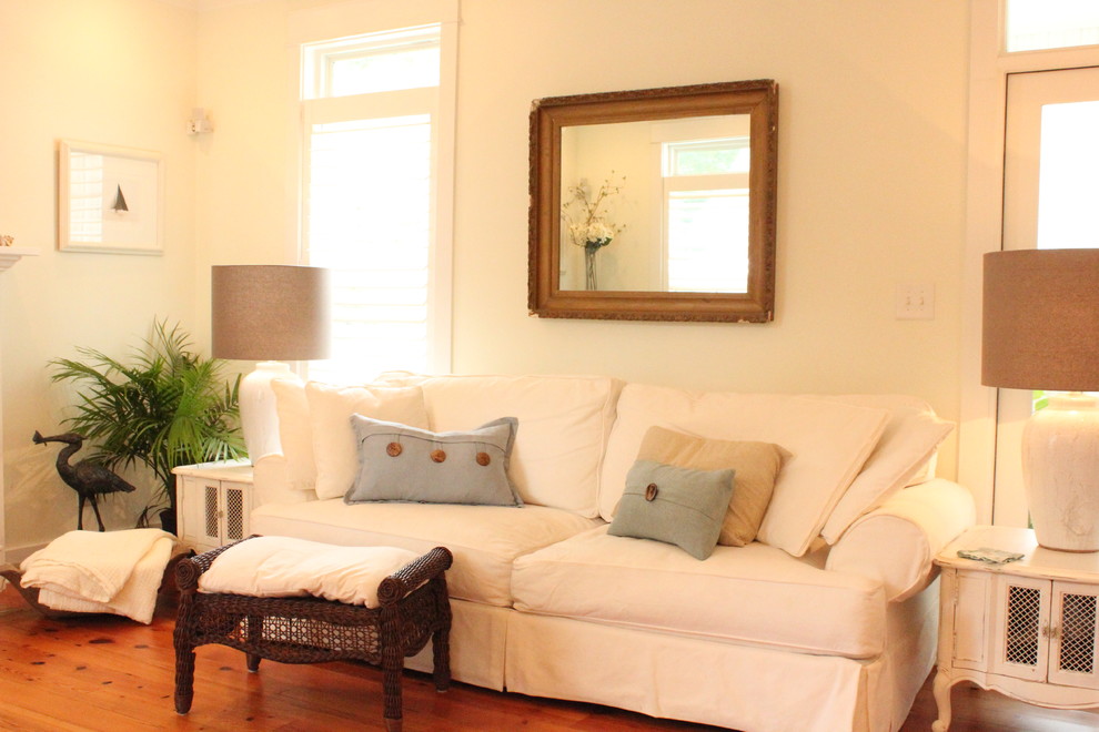 Foto di un piccolo soggiorno classico aperto con pareti bianche, pavimento in legno massello medio e pavimento rosso
