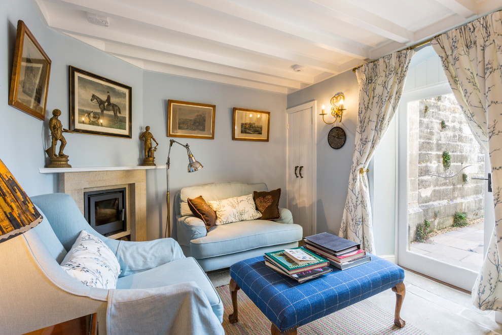 Esempio di un soggiorno country chiuso con sala formale, pareti blu, camino ad angolo e pavimento beige