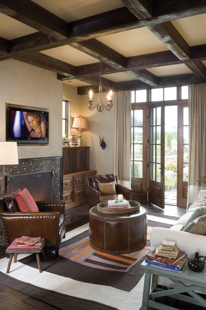 Стильный дизайн: гостиная комната в стиле рустика с бежевыми стенами и ковром на полу - последний тренд