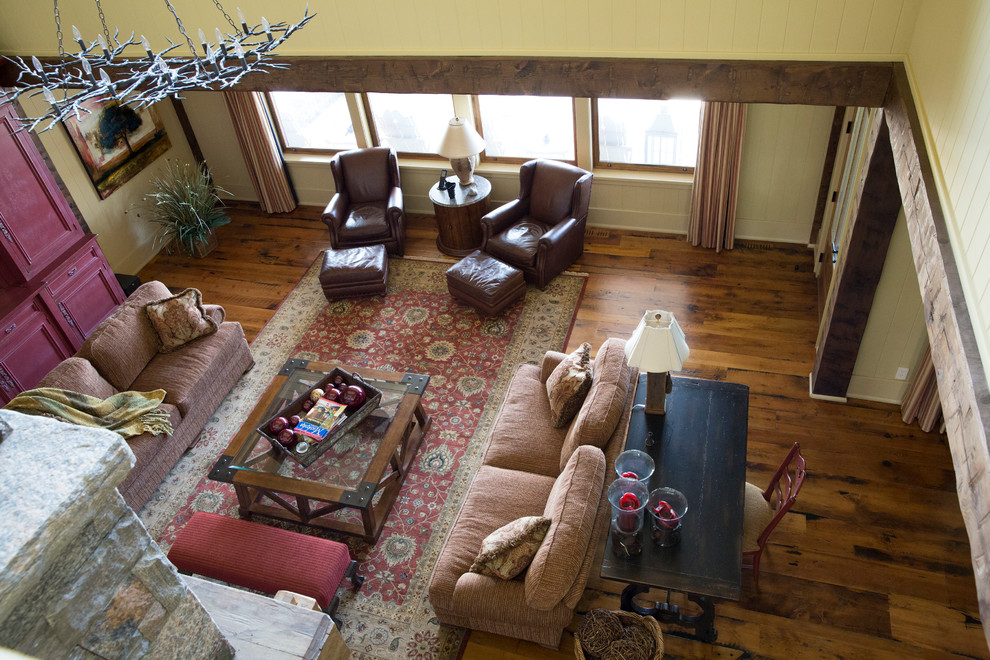 Пример оригинального дизайна: открытая гостиная комната среднего размера в классическом стиле с желтыми стенами, паркетным полом среднего тона, стандартным камином и фасадом камина из камня