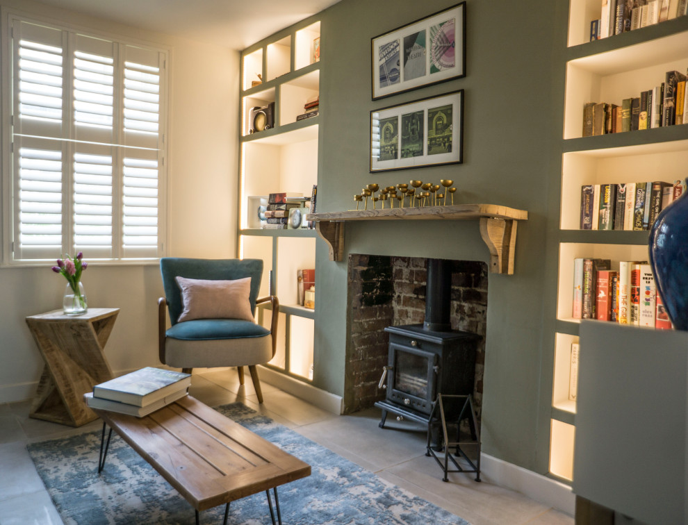 Kleines, Abgetrenntes Nordisches Wohnzimmer mit grüner Wandfarbe, Porzellan-Bodenfliesen, Kaminofen und grauem Boden in Kent