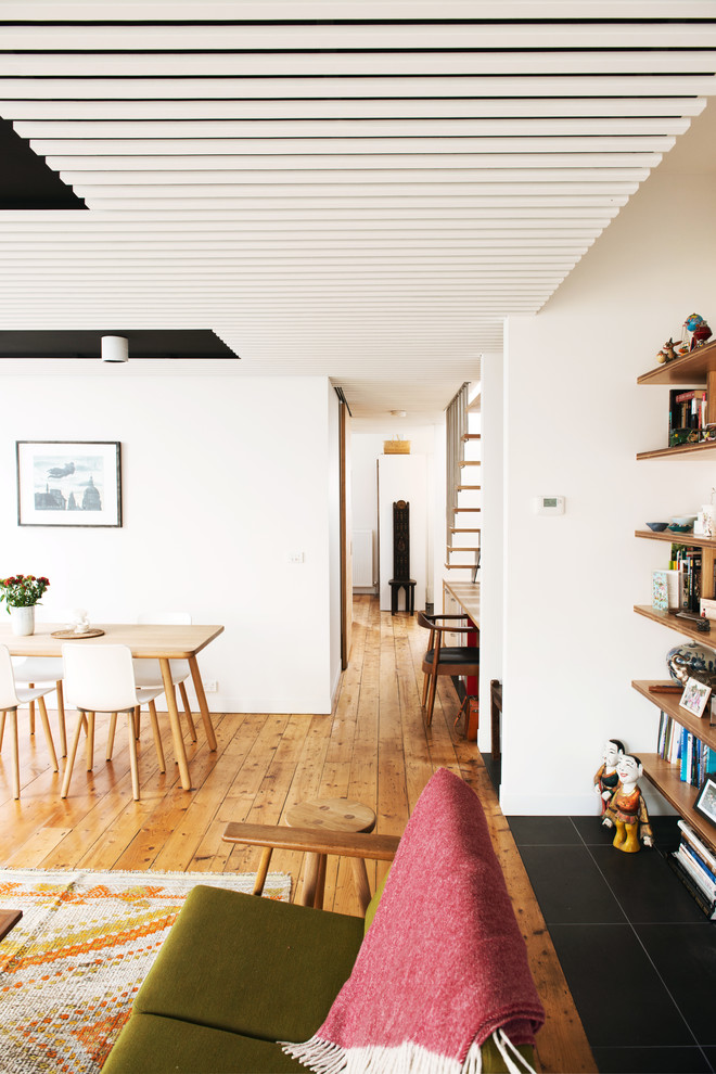 Mittelgroßes, Offenes Skandinavisches Wohnzimmer mit Hausbar, weißer Wandfarbe und hellem Holzboden in Melbourne