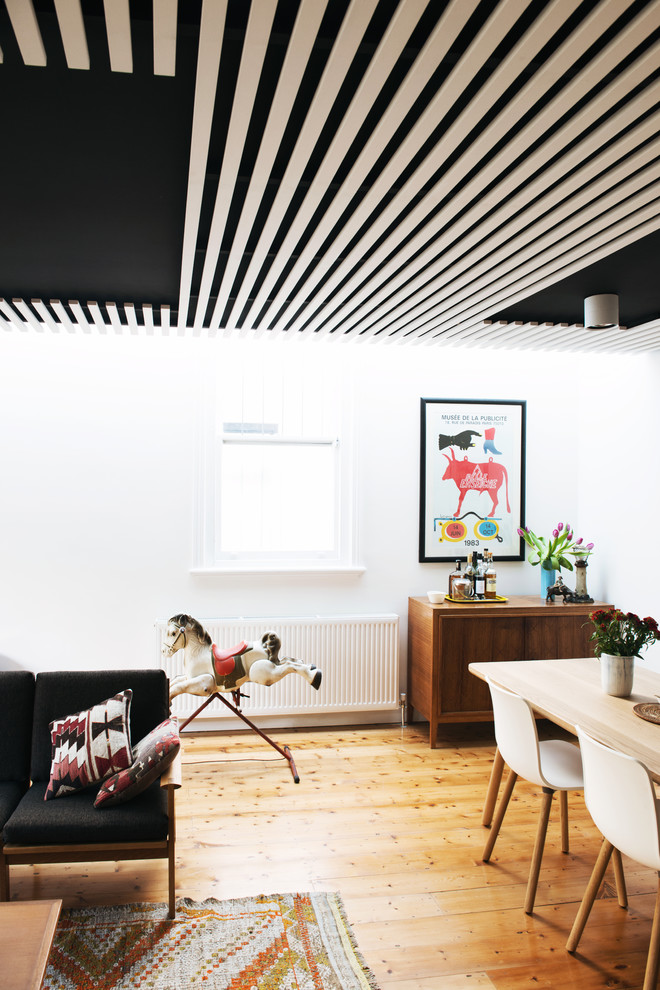 Aménagement d'un salon scandinave de taille moyenne et ouvert avec un bar de salon, un mur blanc et parquet clair.