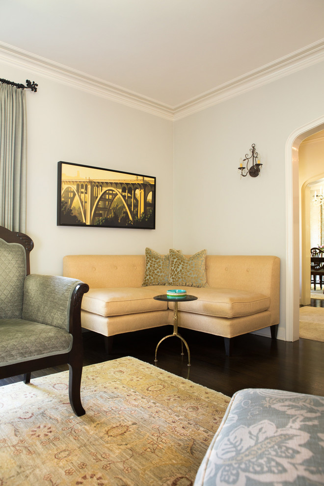 Стильный дизайн: парадная, открытая гостиная комната среднего размера в классическом стиле с синими стенами, паркетным полом среднего тона, стандартным камином и фасадом камина из штукатурки без телевизора - последний тренд