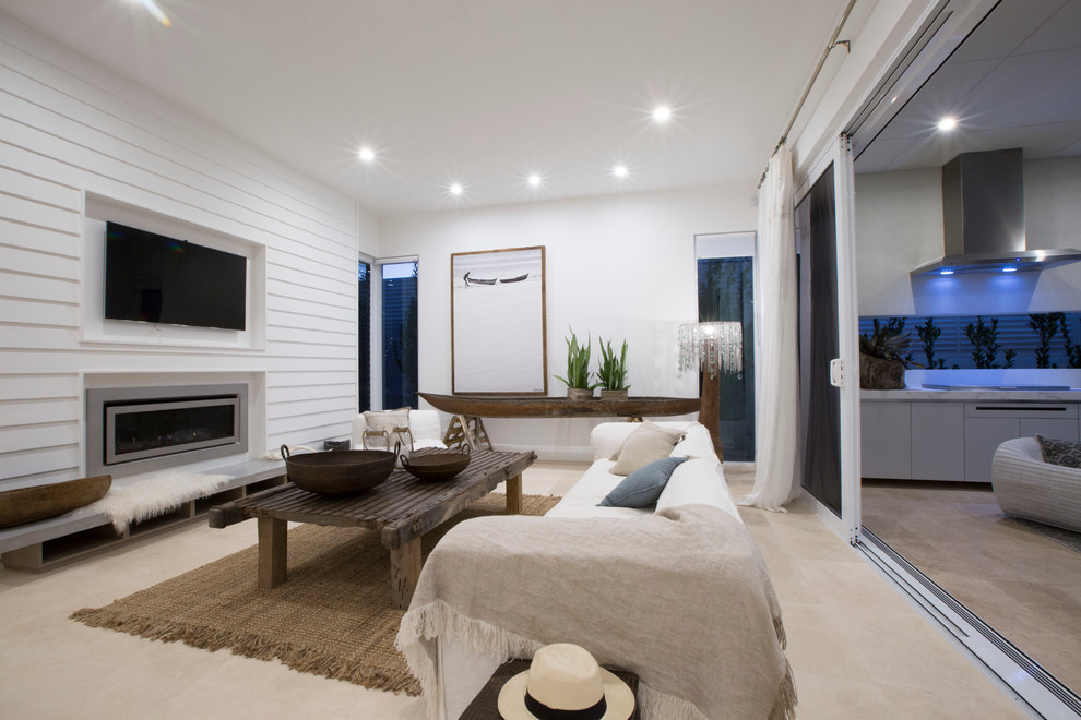 Свежая идея для дизайна: открытая гостиная комната среднего размера в морском стиле с белыми стенами, полом из травертина, стандартным камином, фасадом камина из металла и телевизором на стене - отличное фото интерьера