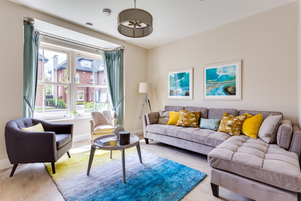 Mittelgroßes, Abgetrenntes Modernes Wohnzimmer mit beiger Wandfarbe, hellem Holzboden und beigem Boden in Dublin