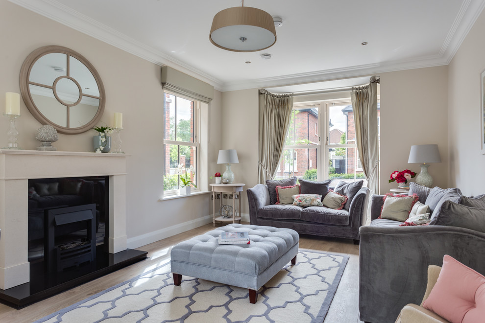 Mittelgroßes Klassisches Wohnzimmer mit beiger Wandfarbe, hellem Holzboden und beigem Boden in Dublin