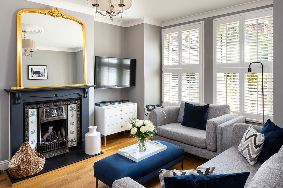 Idee per un grande soggiorno moderno chiuso con pareti grigie, pavimento giallo e TV a parete