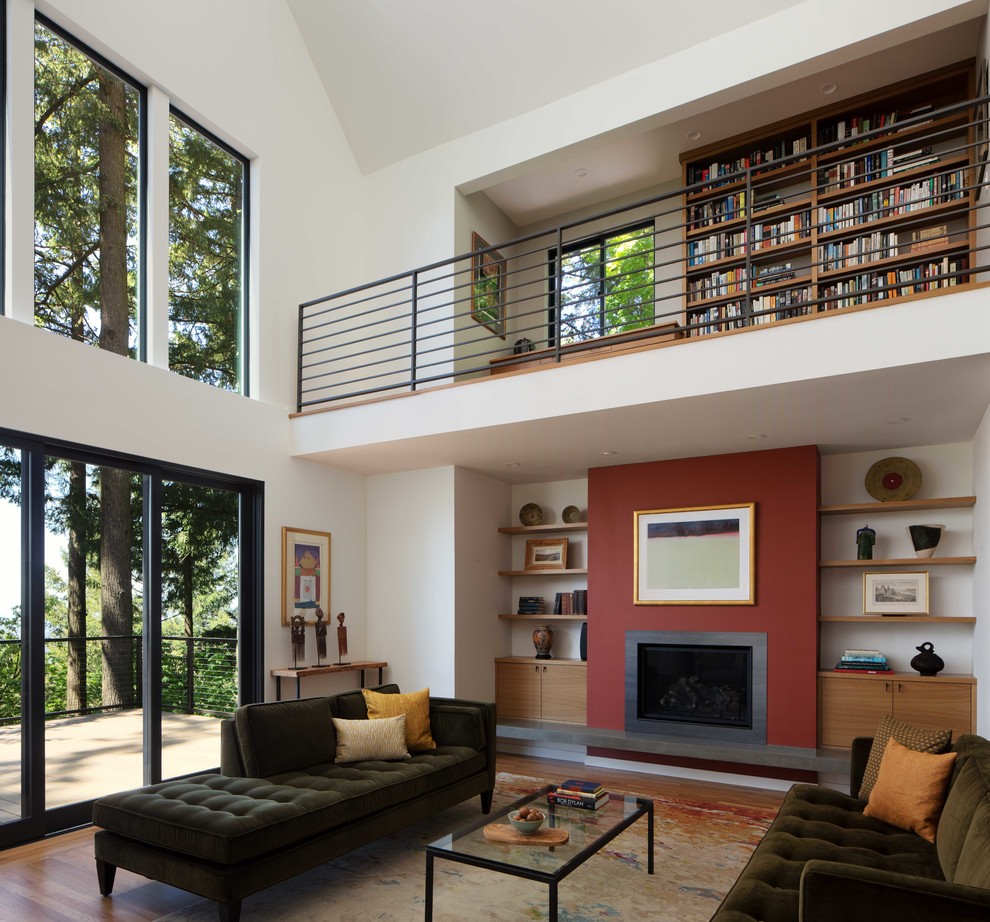 Mittelgroßes, Repräsentatives, Fernseherloses Modernes Wohnzimmer ohne Kamin, im Loft-Stil mit weißer Wandfarbe, braunem Holzboden und Kaminumrandung aus Metall in Portland