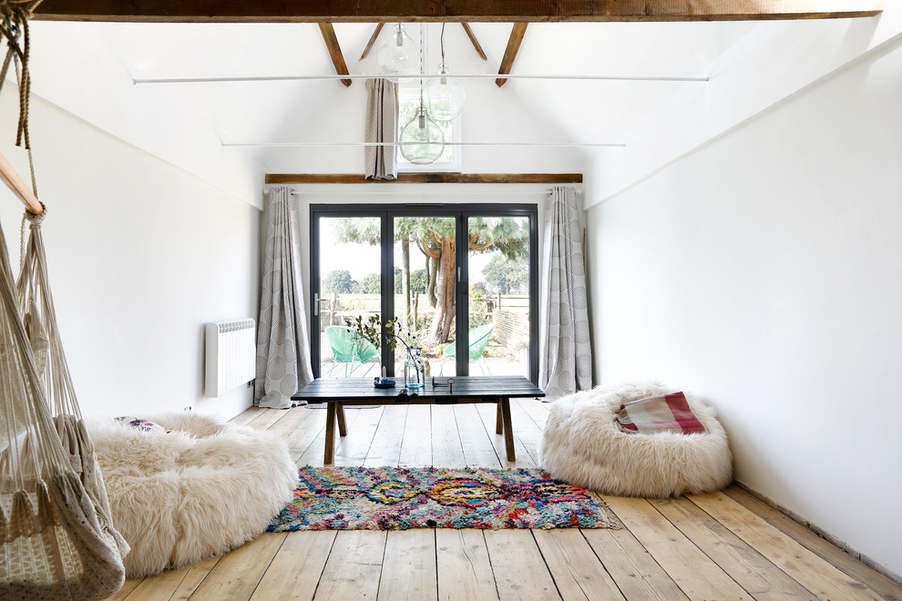 Idee per un piccolo soggiorno stile rurale aperto con sala formale, pareti bianche, pavimento in legno massello medio e nessuna TV