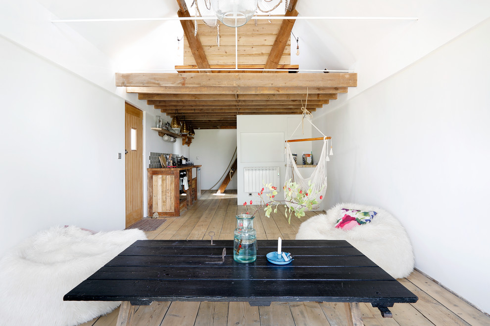 Ejemplo de salón para visitas abierto rústico pequeño sin televisor con paredes blancas y suelo de madera en tonos medios