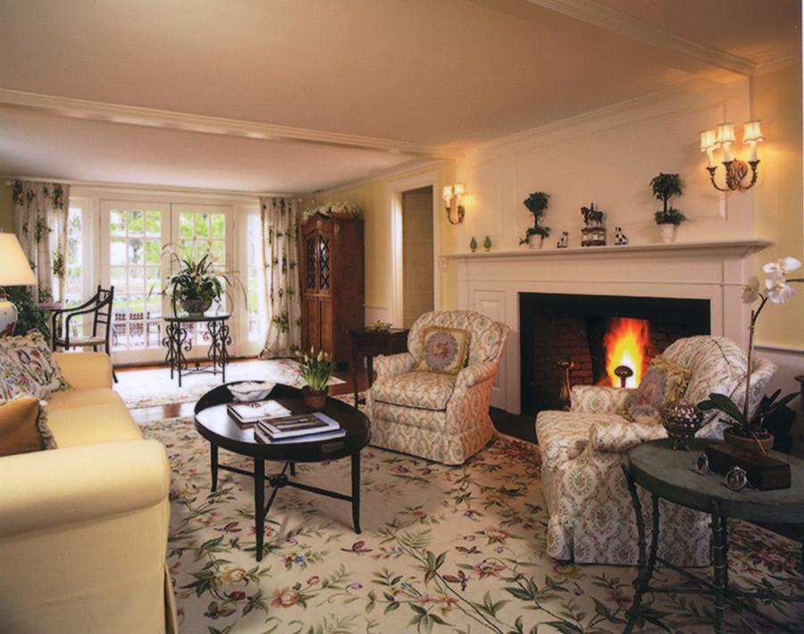 Aménagement d'un grand salon classique fermé avec un mur jaune, un sol en bois brun, une cheminée standard et un manteau de cheminée en bois.