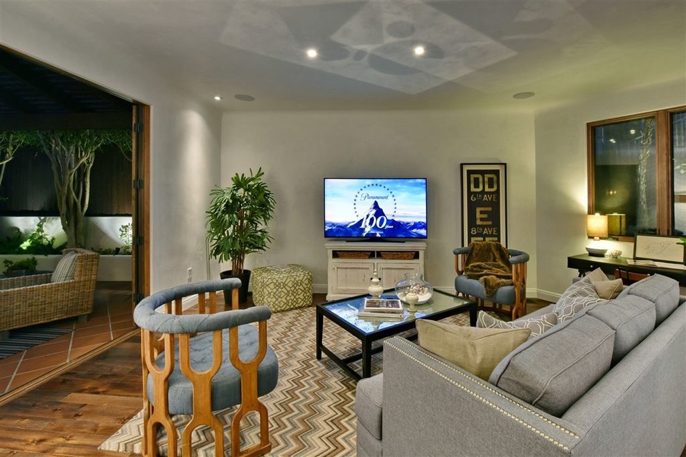 Modelo de salón abierto actual grande con paredes blancas, televisor independiente y suelo marrón