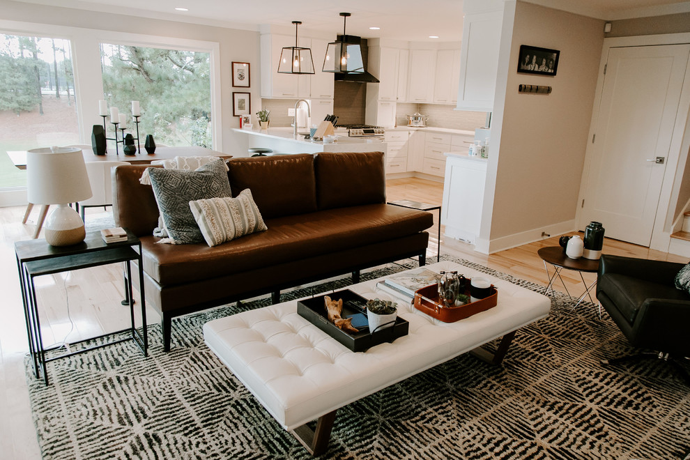 Mittelgroßes, Offenes Eklektisches Wohnzimmer mit grauer Wandfarbe und hellem Holzboden in Atlanta