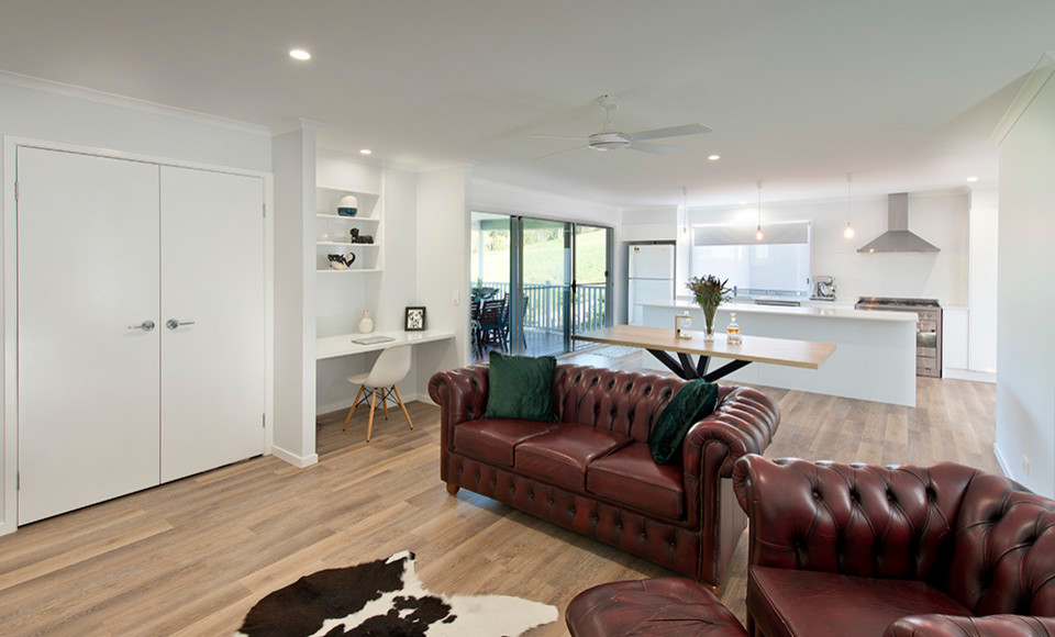 Idee per un soggiorno moderno di medie dimensioni e aperto con pareti bianche, pavimento in vinile e pavimento marrone