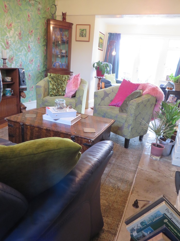 На фото: гостиная комната в стиле фьюжн с полом из винила и фасадом камина из кирпича