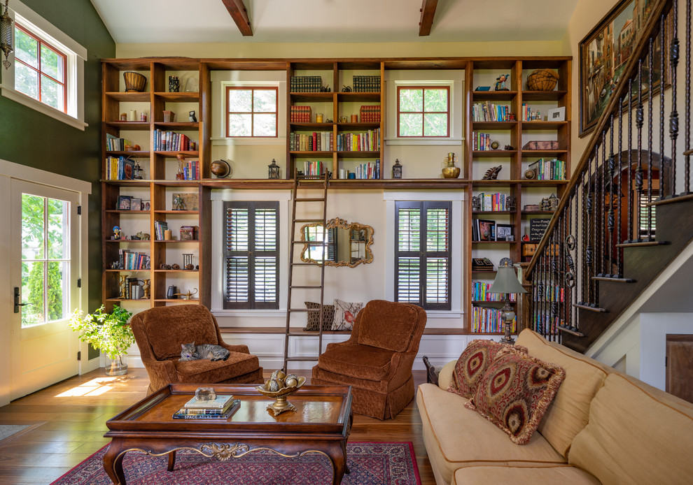 Immagine di un soggiorno american style chiuso con pareti beige, pavimento in legno massello medio e pavimento marrone