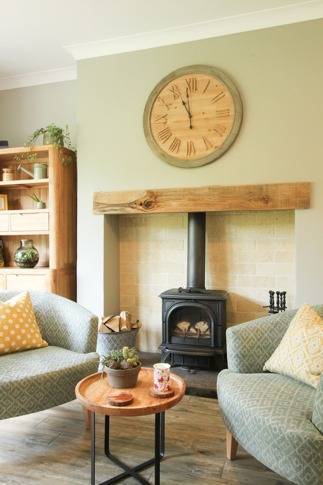 Источник вдохновения для домашнего уюта: гостиная комната среднего размера в классическом стиле с серыми стенами, полом из керамической плитки, печью-буржуйкой, фасадом камина из дерева и серым полом