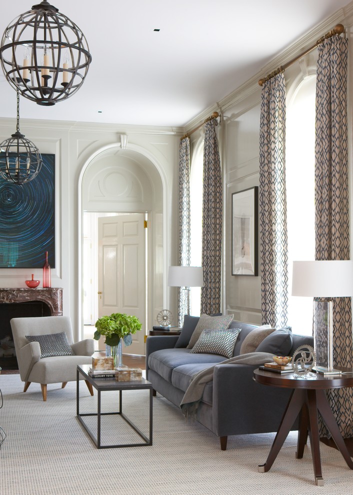 Свежая идея для дизайна: гостиная комната:: освещение в классическом стиле с белыми стенами, стандартным камином и коричневым полом - отличное фото интерьера