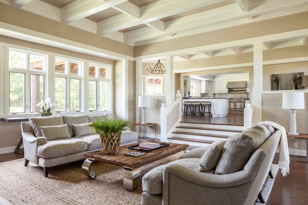 Großes, Fernseherloses, Offenes Modernes Wohnzimmer mit beiger Wandfarbe und dunklem Holzboden in Sonstige