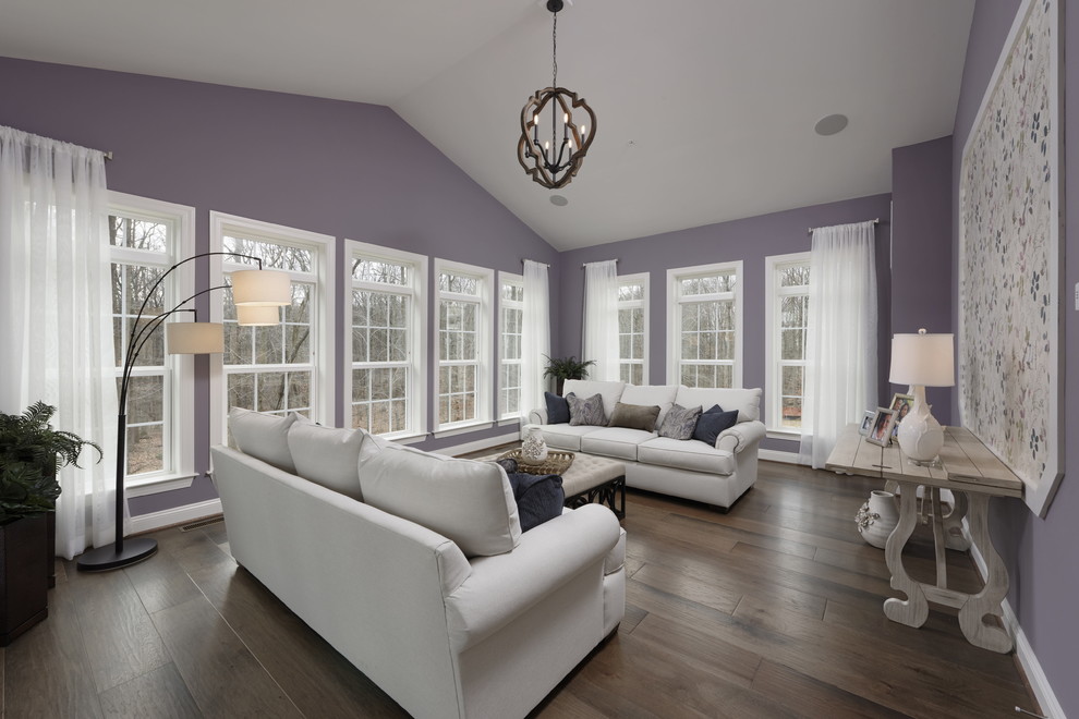 Inspiration pour un salon traditionnel avec un mur violet, parquet foncé et un sol marron.
