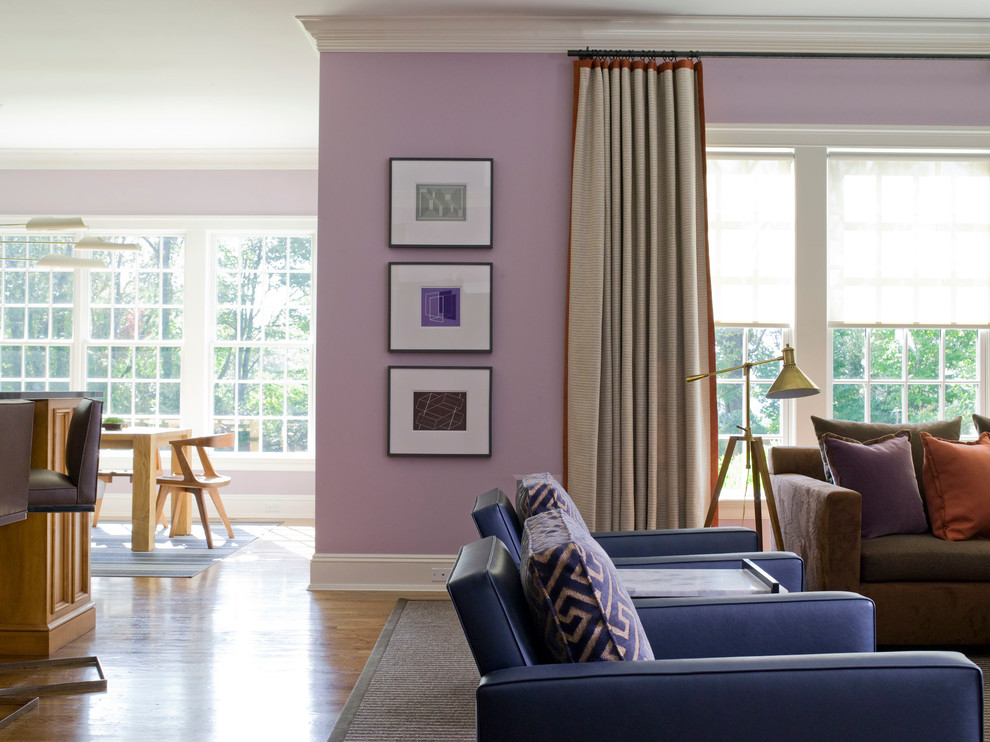 Idee per un grande soggiorno design chiuso con pareti viola, pavimento in legno massello medio e pavimento marrone