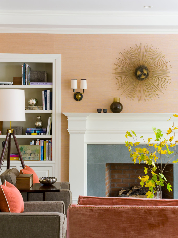Inspiration pour un salon design fermé avec une salle de réception, un mur orange, une cheminée standard et un manteau de cheminée en pierre.