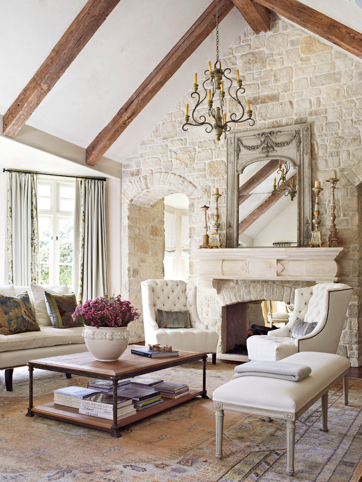 Abgetrenntes, Fernseherloses Wohnzimmer mit beiger Wandfarbe, Teppichboden, Kamin, Kaminumrandung aus Stein und Steinwänden in Houston