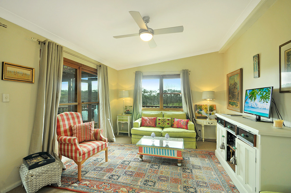 Стильный дизайн: большая открытая гостиная комната в стиле кантри с бежевыми стенами, ковровым покрытием и печью-буржуйкой - последний тренд