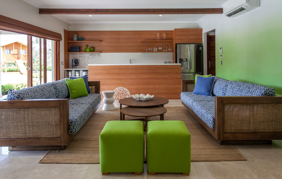 Idee per un soggiorno tradizionale chiuso con angolo bar e pareti verdi