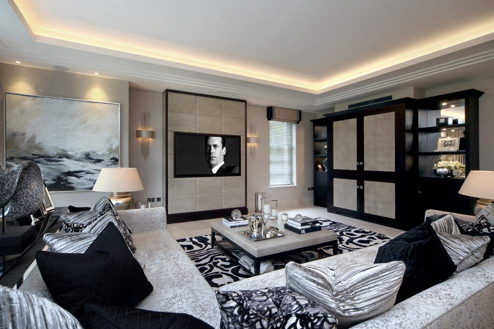 На фото: большая изолированная гостиная комната в стиле неоклассика (современная классика) с бежевыми стенами, мраморным полом и мультимедийным центром с