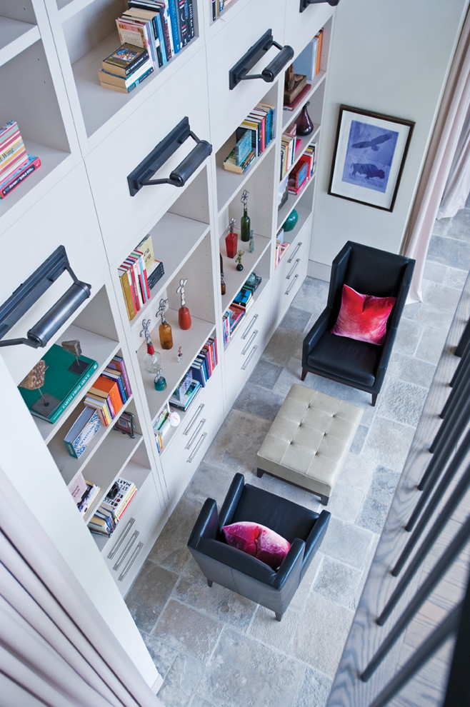 Fernseherlose, Kleine Moderne Bibliothek ohne Kamin mit weißer Wandfarbe in Toronto
