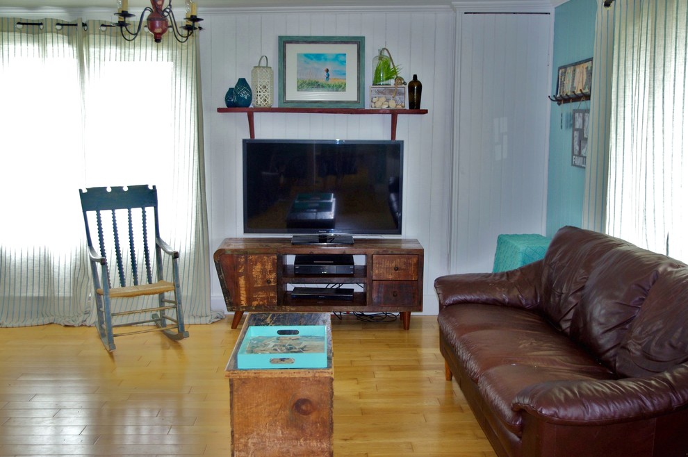 На фото: гостиная комната в стиле рустика с светлым паркетным полом и отдельно стоящим телевизором