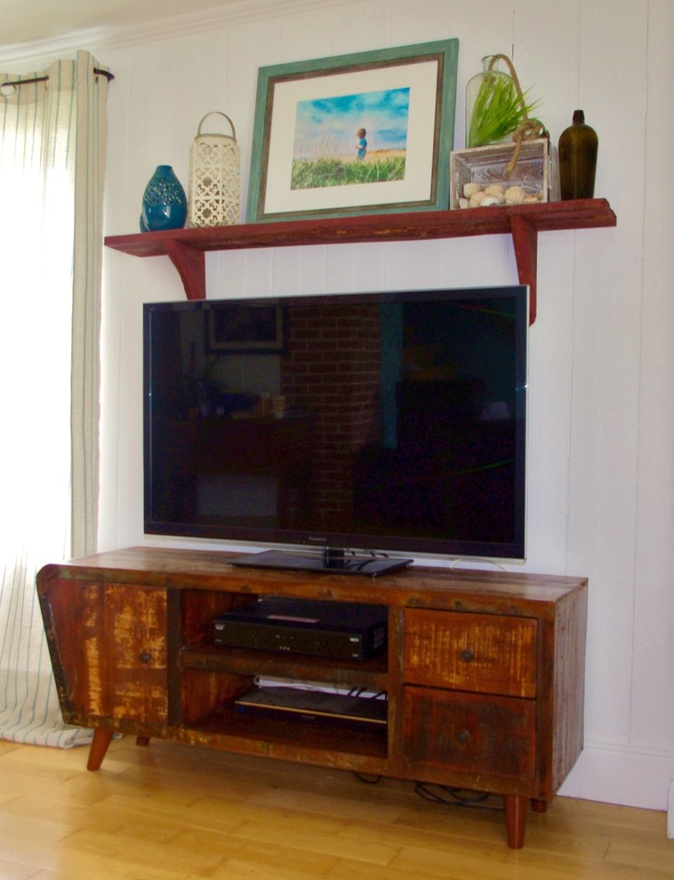 Источник вдохновения для домашнего уюта: гостиная комната в стиле рустика с светлым паркетным полом и отдельно стоящим телевизором
