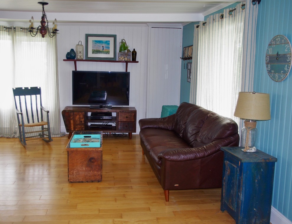 Modelo de salón rústico con suelo de madera clara y televisor independiente
