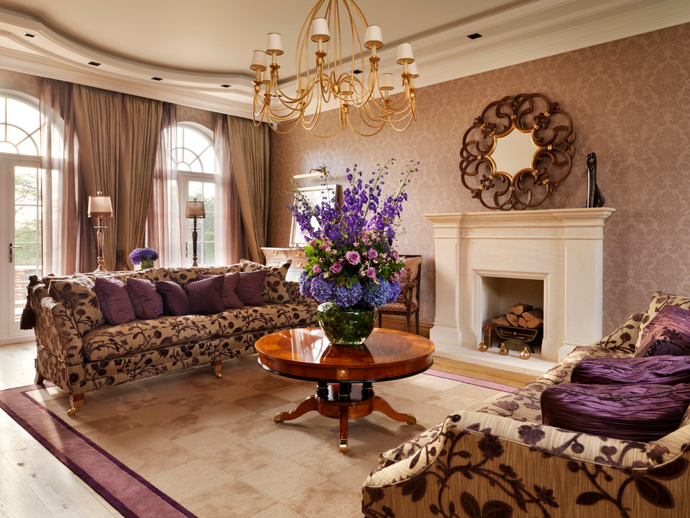 Стильный дизайн: большая парадная гостиная комната в классическом стиле с паркетным полом среднего тона, стандартным камином и коричневыми стенами без телевизора - последний тренд