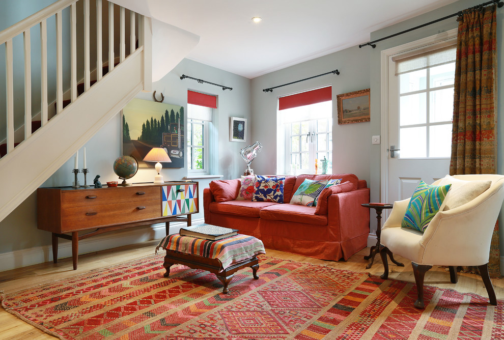 ロンドンにある北欧スタイルのおしゃれなリビング (赤いソファ) の写真