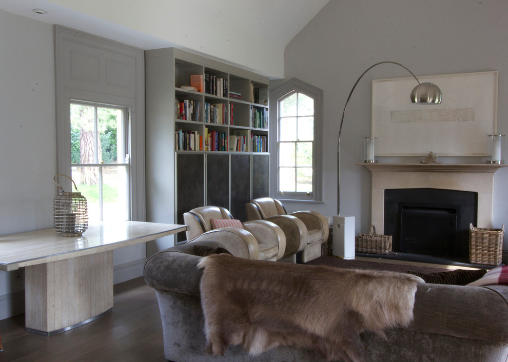 Foto di un soggiorno eclettico con pareti grigie e parquet chiaro
