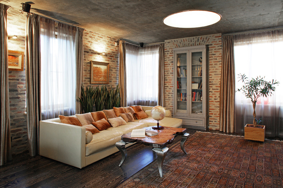 Immagine di un soggiorno minimal di medie dimensioni e stile loft con libreria e pareti beige